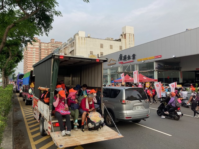 累了可以上車
